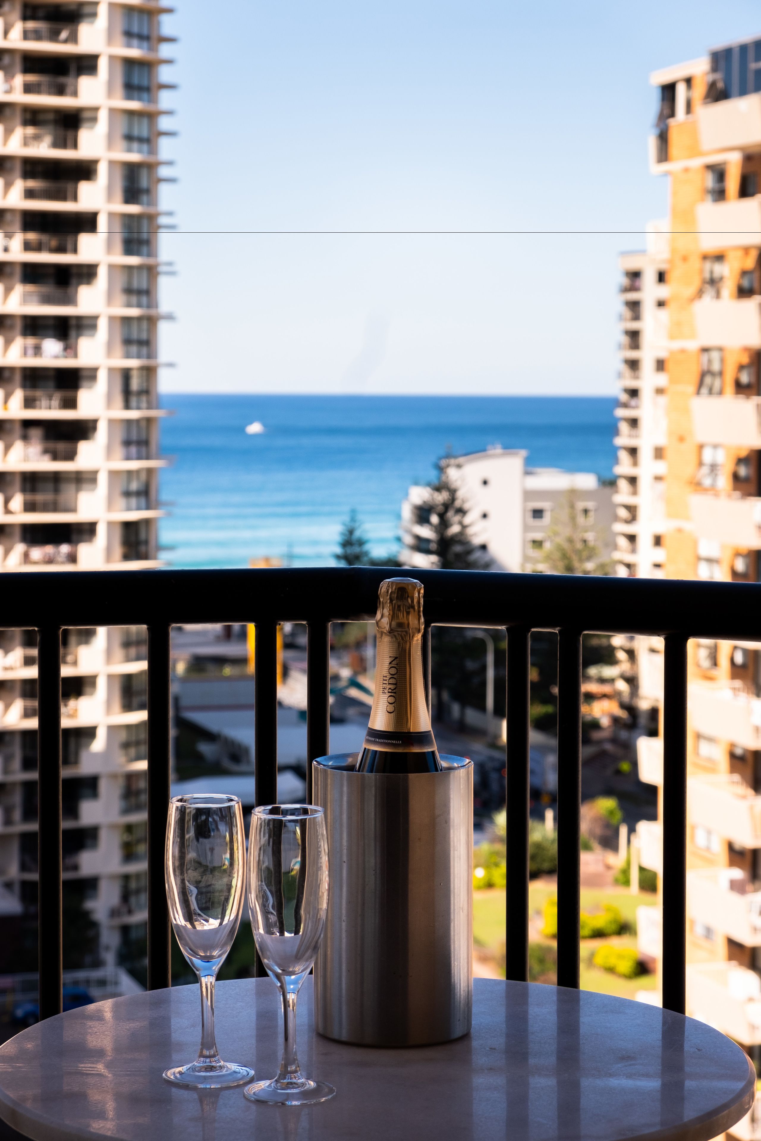 豪華客房, 1 張特大雙人床, 城市景 | 高級寢具、房內夾萬、書桌、手提電腦工作空間