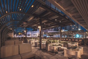 2 間酒吧/酒廊、雞尾酒酒吧