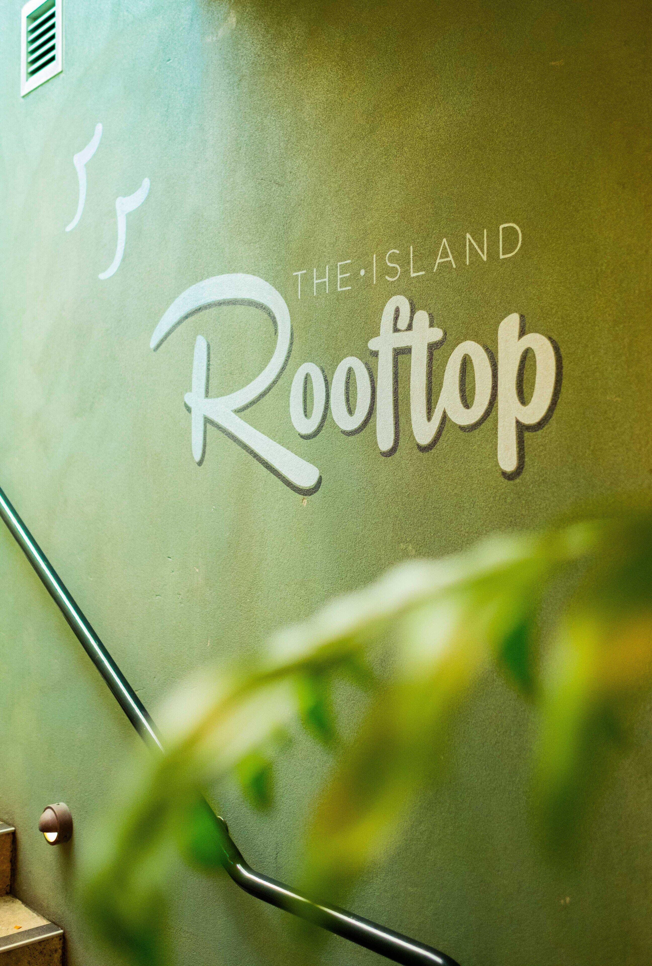 2 bars/lounges, cocktail bar