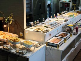 朝食 (ビュッフェ)、毎日提供 (1 名様 500 JPY)