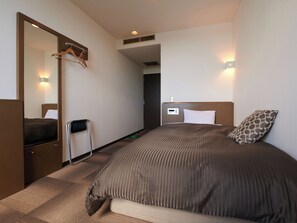 Escritorio, wifi gratis y ropa de cama