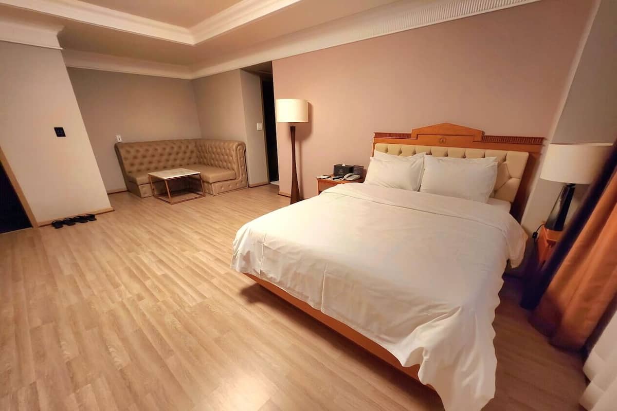 Ropa de cama de alta calidad y caja de seguridad en la habitación