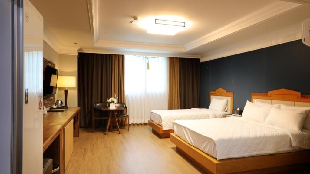 Premium bedding, in-room safe, laptop workspace, blackout curtains