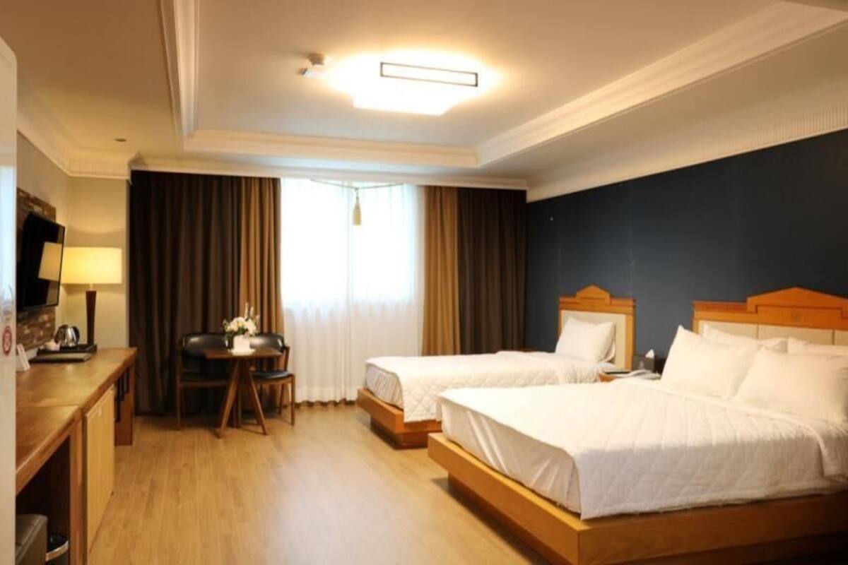 Premium bedding, in-room safe, laptop workspace, blackout curtains