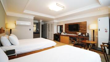 Twin Room | Premium bedding, in-room safe, laptop workspace, blackout drapes