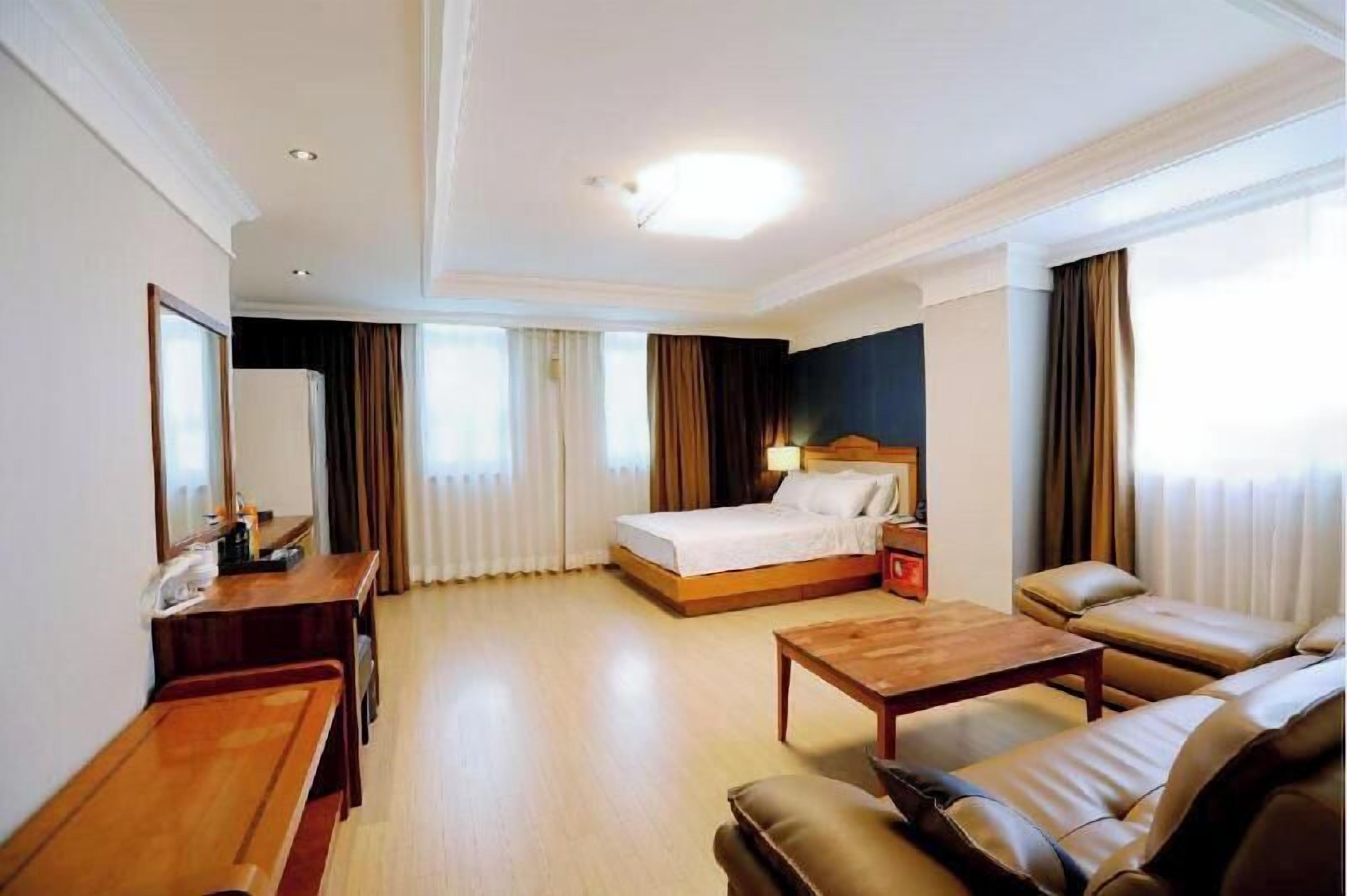 Premium bedding, in-room safe, laptop workspace, blackout curtains