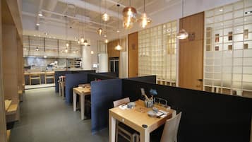Déjeuner et dîner servis sur place, spécialités Cuisine japonaise