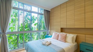 Appartement, 1 slaapkamer | Een kluis op de kamer, een bureau, een strijkplank/strijkijzer