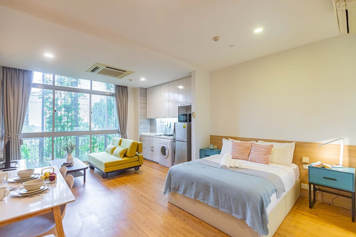 Studio | Living area | 29-inch LCD TV with cable channels, TV