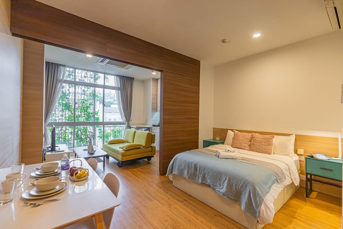 Deluxe 1 Bedroom Apartment | Living area | 29-inch LCD TV with cable channels, TV