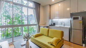 Deluxe 1 Bedroom Apartment | Woonruimte | Een 29-inch lcd-televisie met kabelzenders en een televisie
