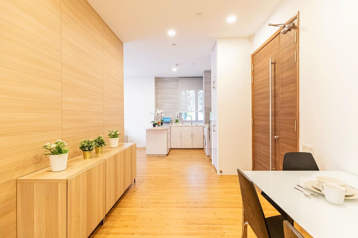 Appartement, 2 slaapkamers | Woonruimte | Een 29-inch lcd-televisie met kabelzenders en een televisie