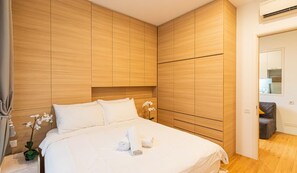 Coffres-forts dans les chambres, bureau, fer et planche à repasser