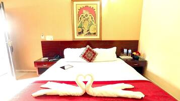 Standard-herbergi - gott aðgengi - borgarsýn | Rúmföt af bestu gerð, öryggishólf í herbergi, skrifborð