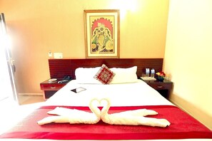 Ropa de cama de alta calidad y caja de seguridad en la habitación 