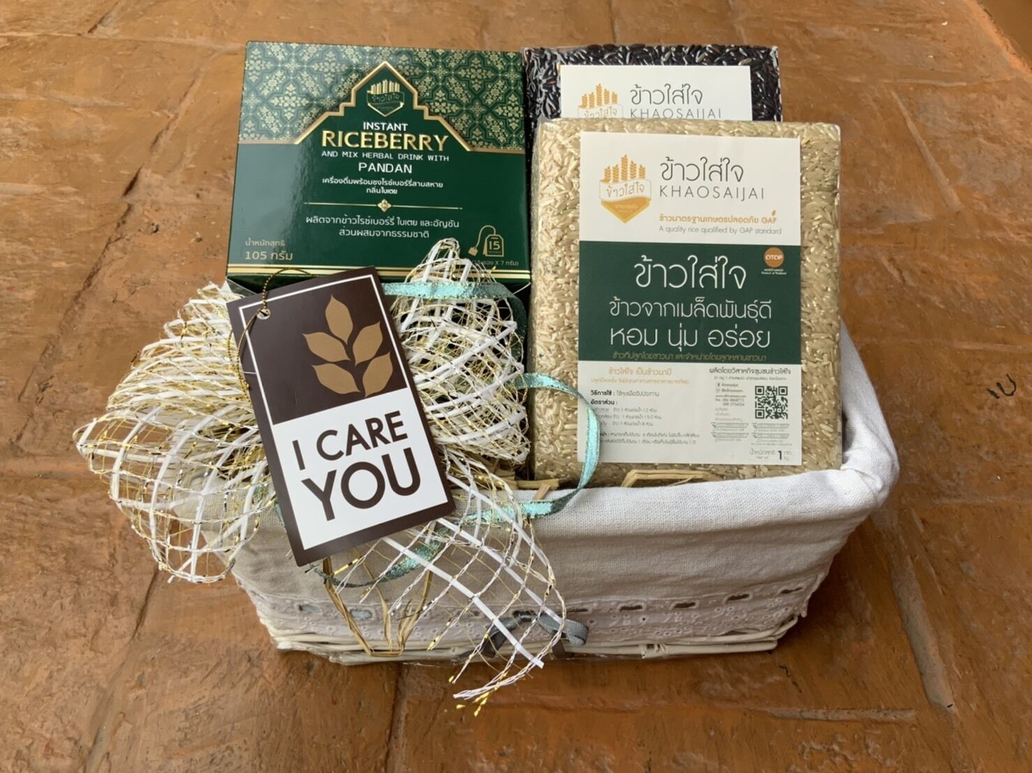 A basket containing a rice bag, a rice berry mix, and a tag with "I CARE YOU".