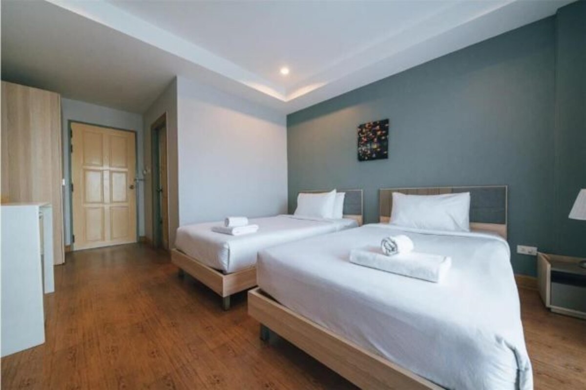 Escritorio, cortinas blackout, camas extra y wifi gratis