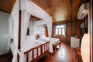 Superior Triple Room with Garden View | Bureau, rideaux occultants, lits pliants/supplémentaires, Wi-Fi gratuit