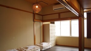 Familierom, ikke-røyk (Japanese Style) | Safe på rommet, wi-fi (inkludert) og sengetøy