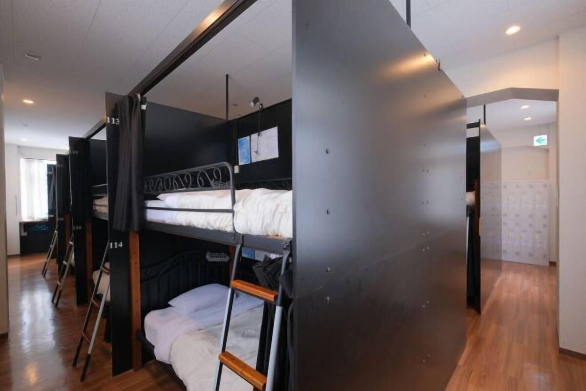 Caja de seguridad en la habitación, wifi gratis y ropa de cama