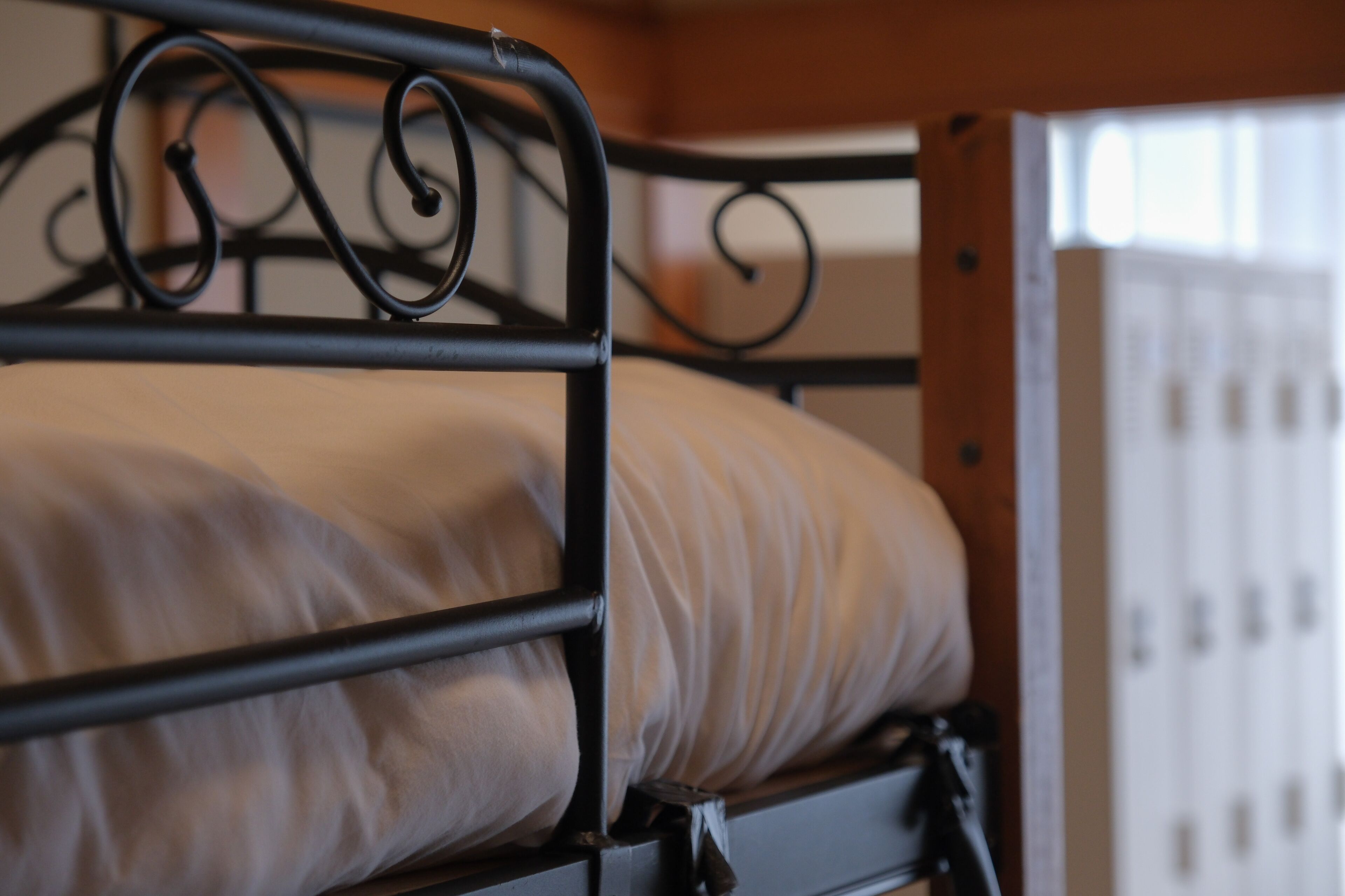 Un lit superposé avec une structure en métal et un matelas.