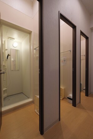 Shower, slippers, towels - Guest House Umikaji - Hostel (Naha)