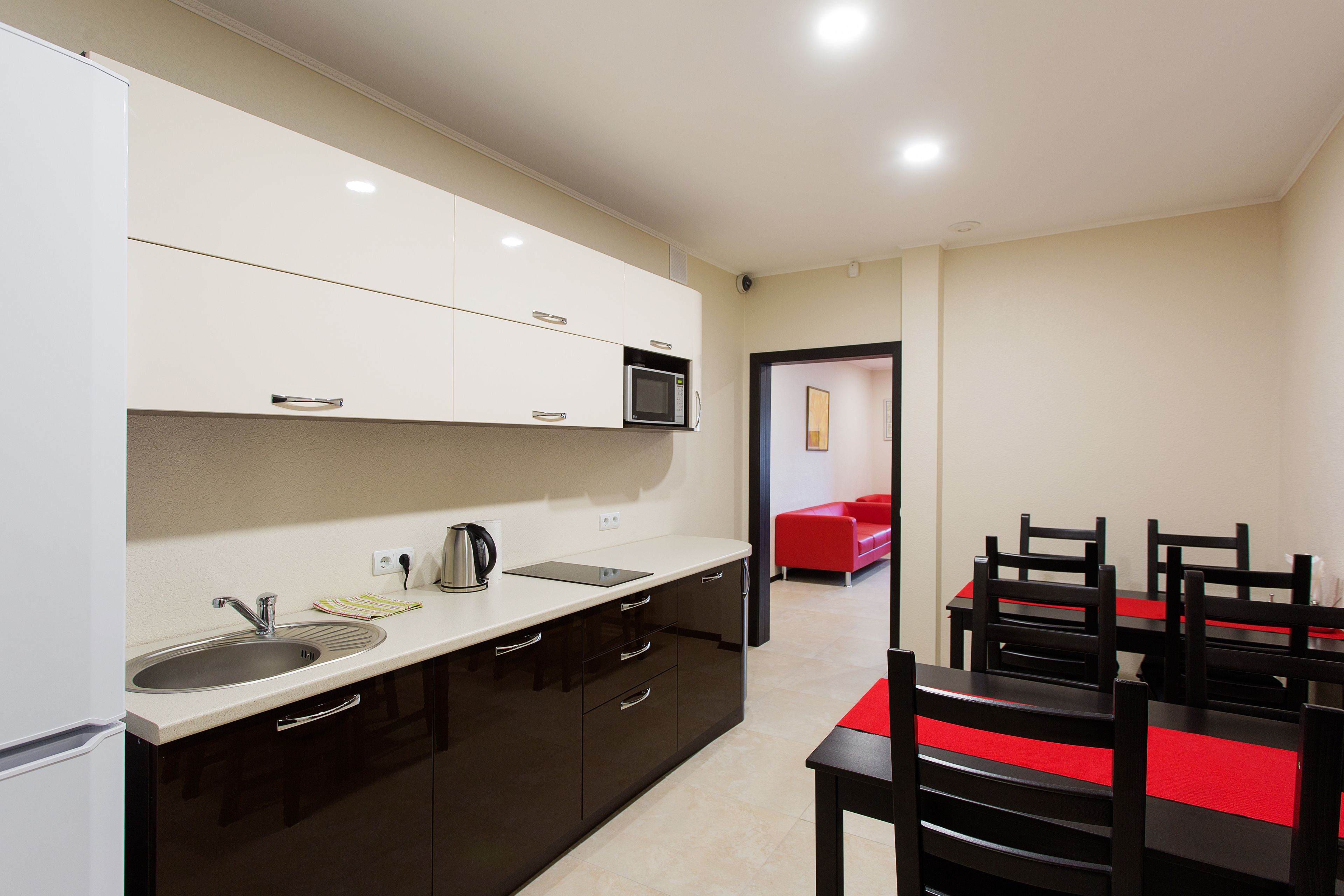 Liesi, astianpesukone, vedenkeitin, keittoastiat/astiat/ruokailuvälineet