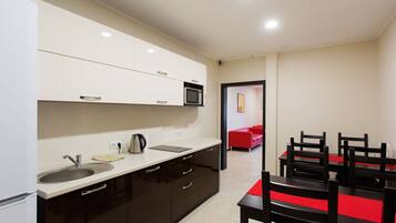 Liesi, astianpesukone, vedenkeitin, keittoastiat/astiat/ruokailuvälineet