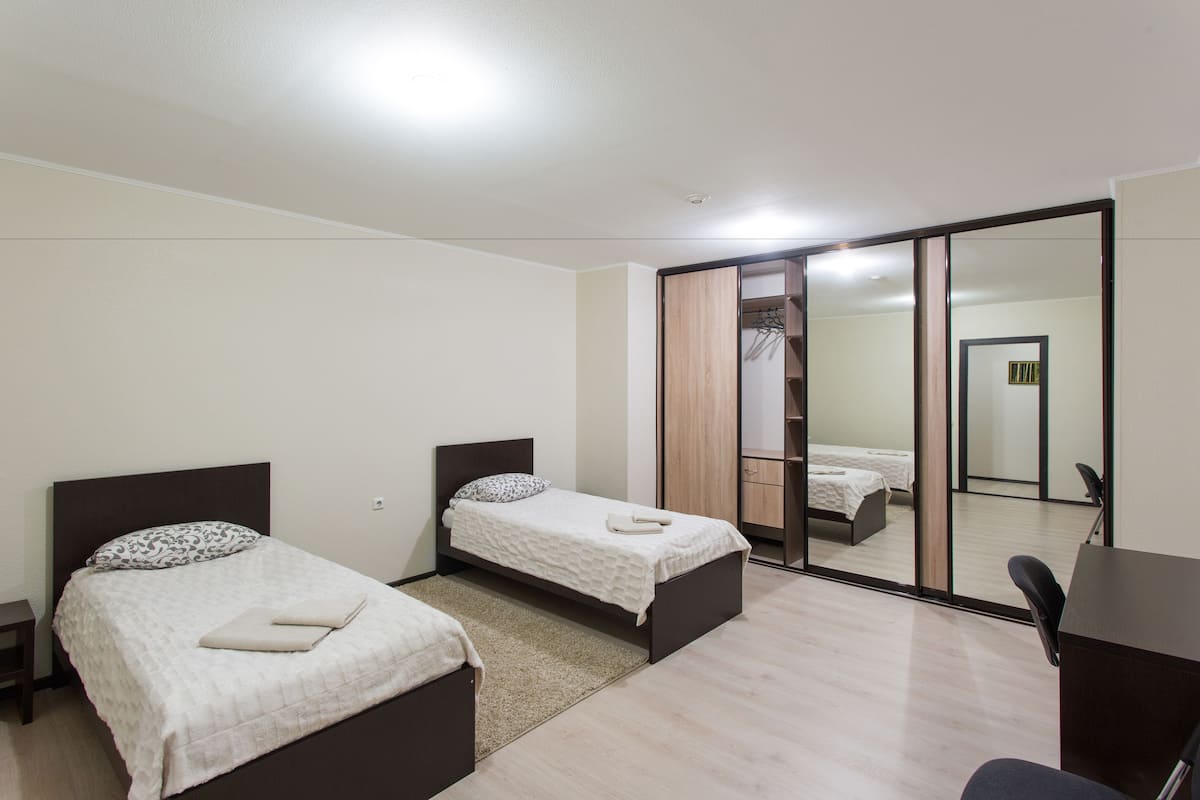 Basic-Zweibettzimmer | Schreibtisch, Zustellbetten, kostenloses WLAN