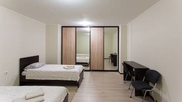 Chambre avec lits jumeaux | Bureau, lits pliants/supplémentaires, Wi-Fi gratuit