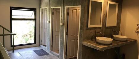 Mixed Dorm 8 beds | Baño | Regadera, regadera con hidromasaje, amenidades de baño gratuitas