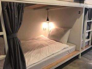 Male Dorm 6 Beds | Safe på rommet, lydisolert, wi-fi (inkludert) og sengetøy