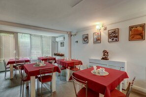 Daily buffet breakfast (GEL 20 per person)