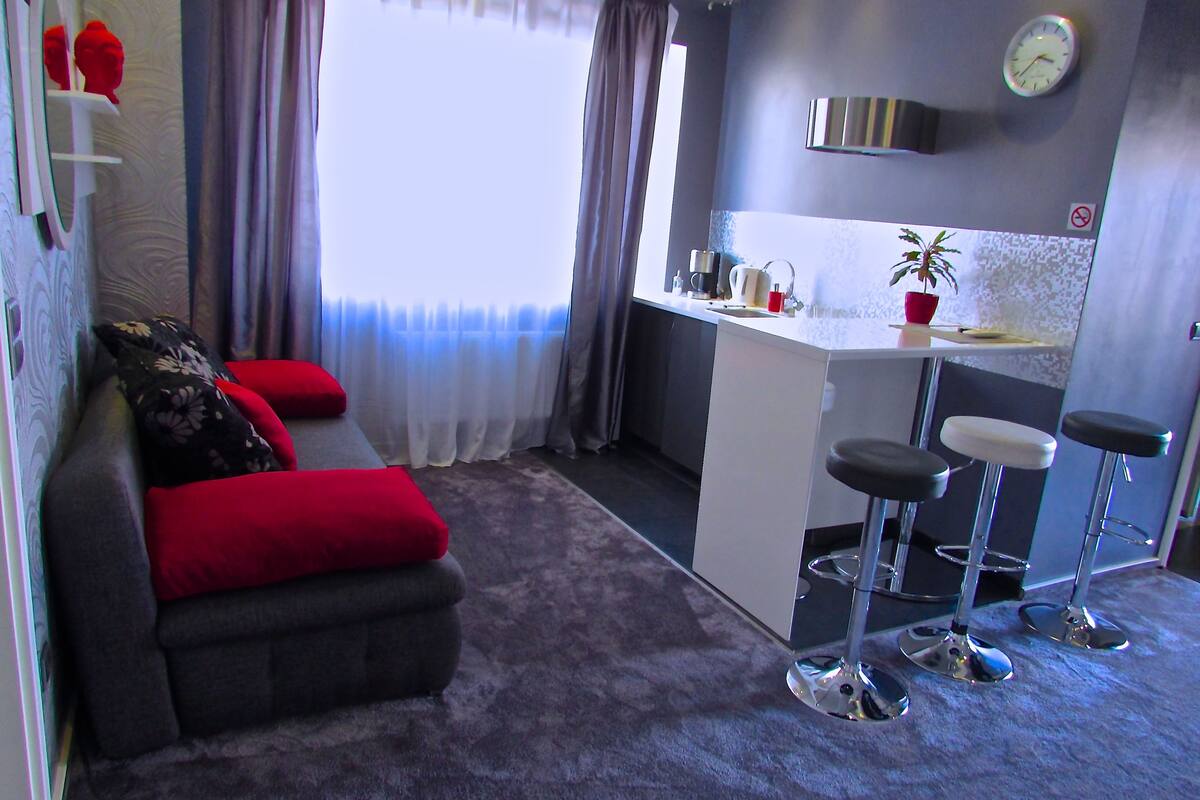 deluxe family room | living area | flat-screen tv