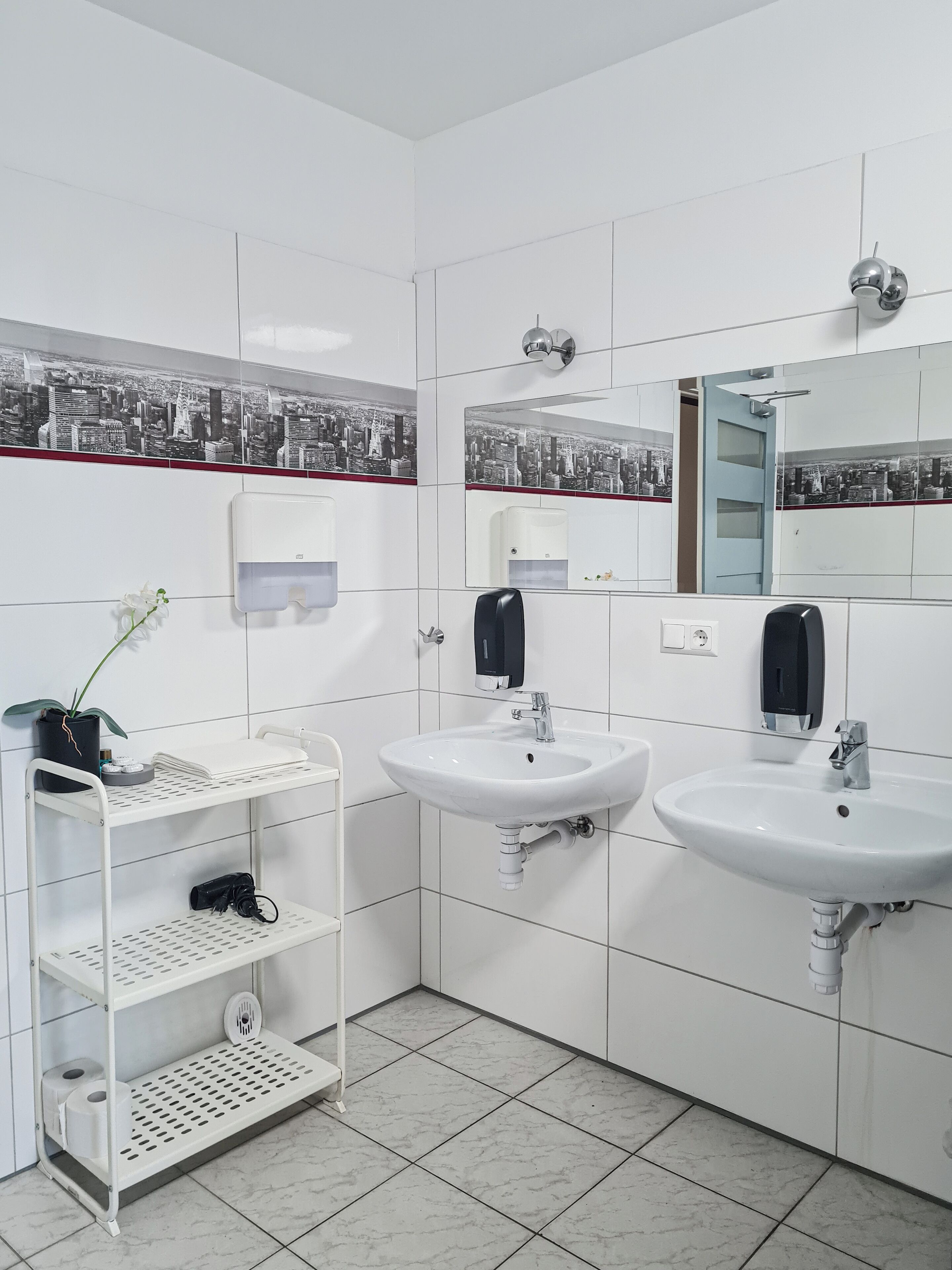 basic triple room, shared bathroom | bathroom | shower, free toiletries, hair dryer, towels