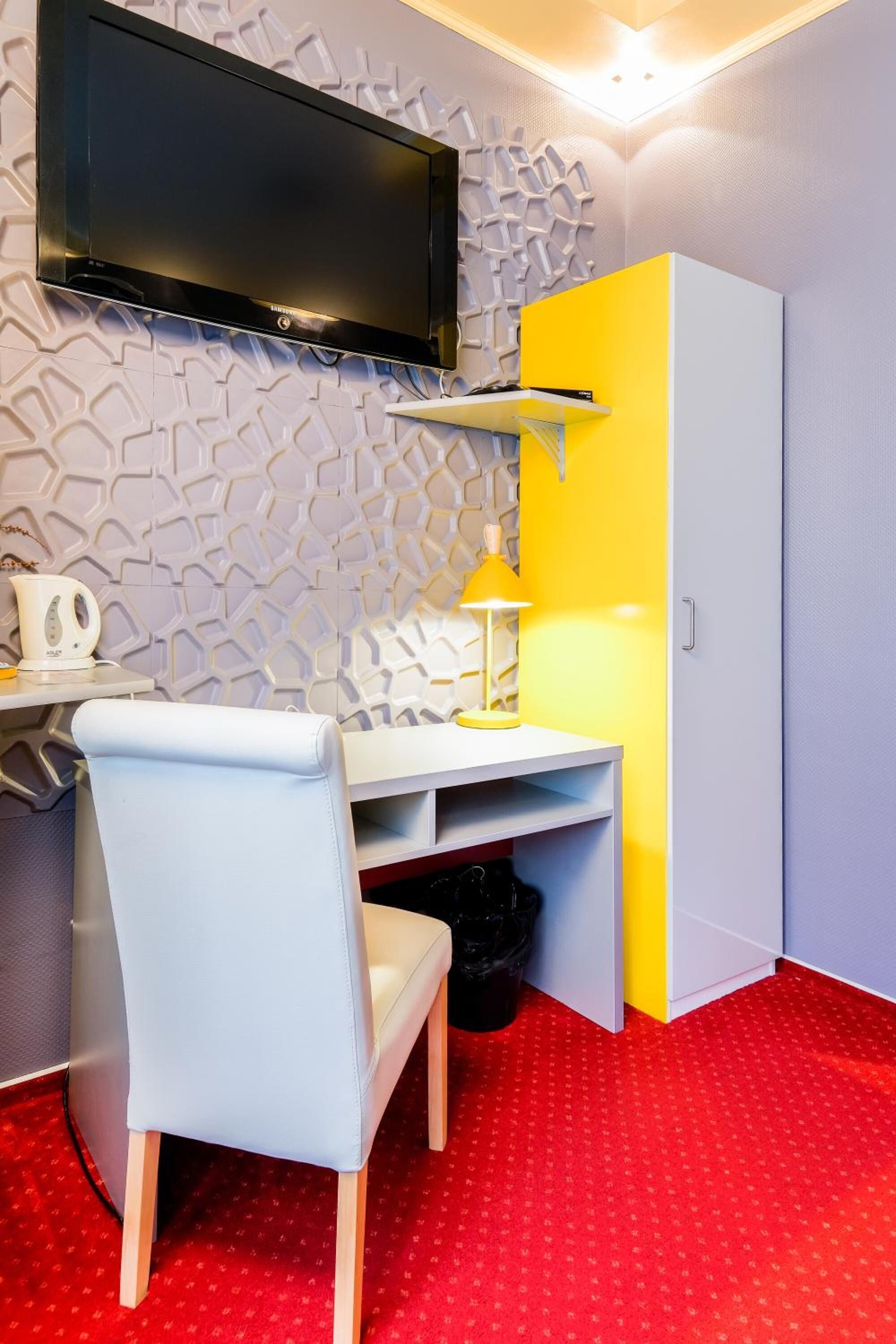 desk, free wifi, bed sheets, wheelchair access