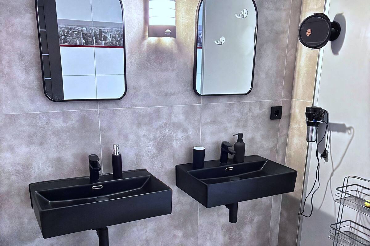 Quarto triplo, banheiro compartilhado | Banheiro | Chuveiro, produtos de toalete grátis, secador de cabelo 
