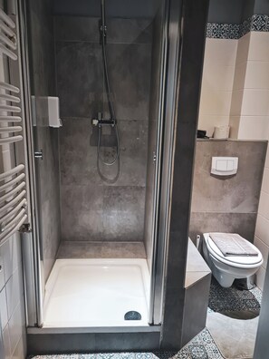 Een douche, gratis toiletartikelen, een haardroger, handdoeken