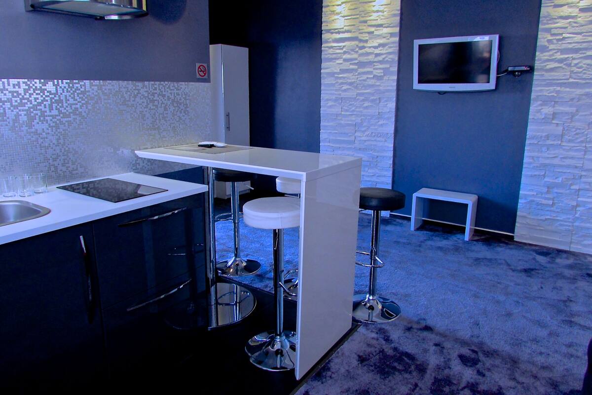 deluxe family room | private kitchen