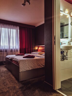 Double Room | Bathroom | Shower, free toiletries, hair dryer, towels