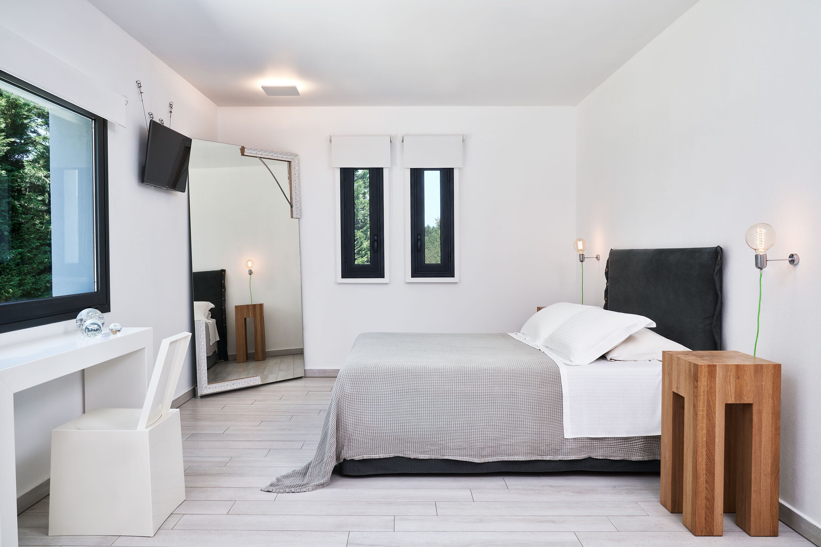 4 kamar tidur, busa memori, didekorasi berbeda-beda, dan meja kerja