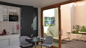 Studio Suite, Terrace | Iron/ironing board (on request), free WiFi, bed sheets - The House of Edward (Ghent)
