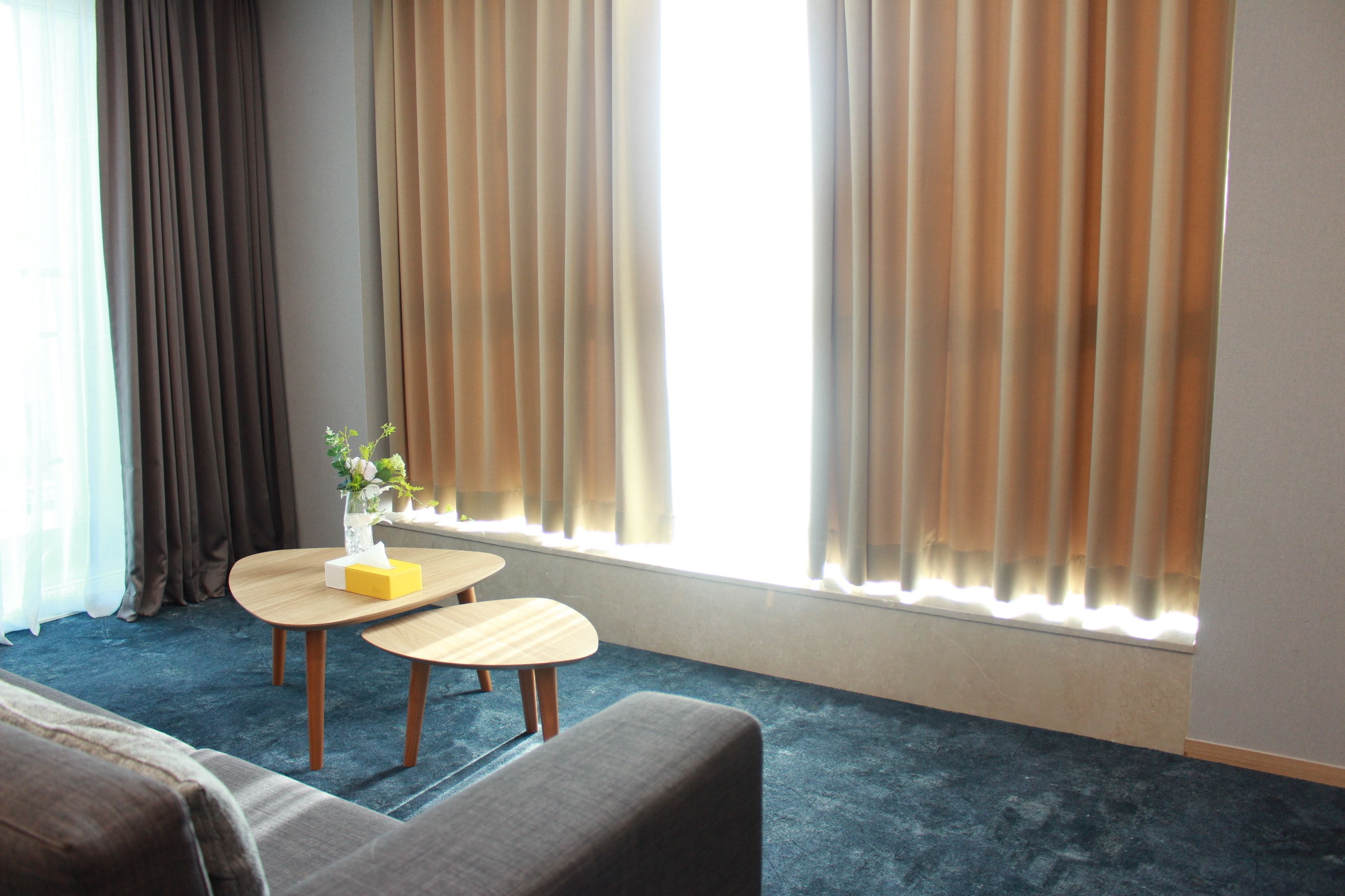 panoramic suite, 1 king bed, mountain view | living area | flat-screen tv