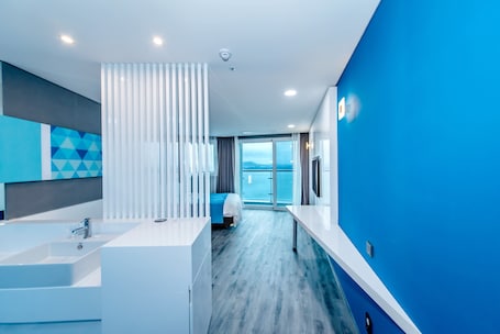Executive Double Room, Ocean View | Bathroom | Shower, hair dryer, slippers, bidet