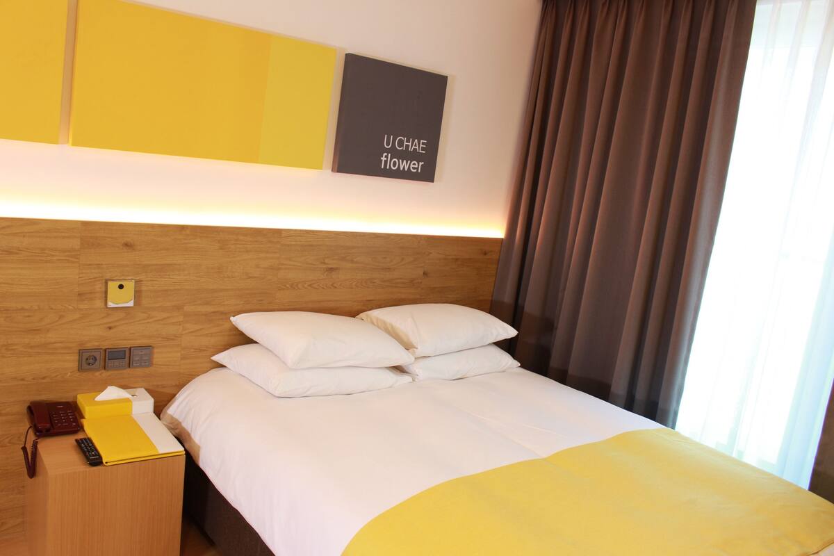 Down duvets, soundproofing, free WiFi, bed sheets