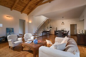 别墅, 私人游泳池 | 起居区 | 电视、壁炉、DVD 播放器