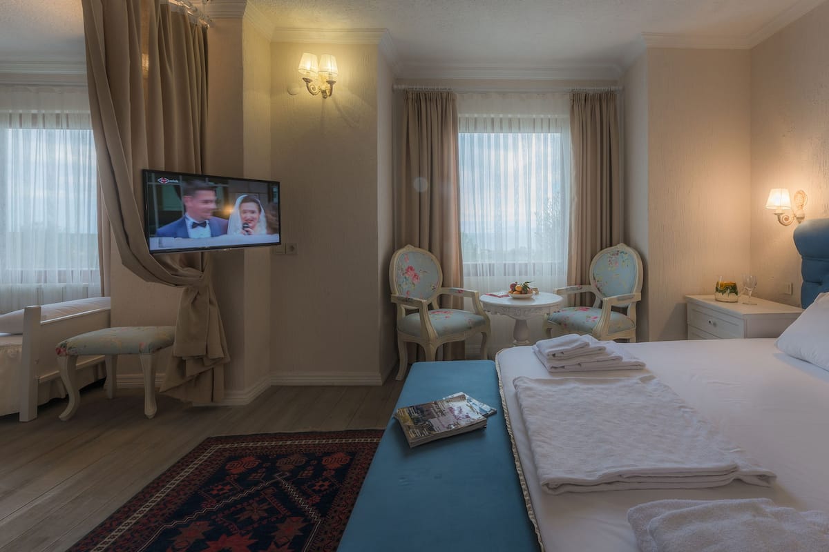 Kaliteli yatak takımı, minibar, odada kasa, masa