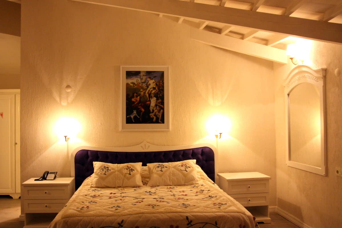 Kaliteli yatak takımı, minibar, odada kasa, masa