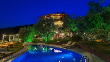 Outdoor pool, pool umbrellas, sun loungers