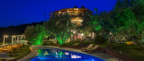 Outdoor pool, pool umbrellas, sun loungers